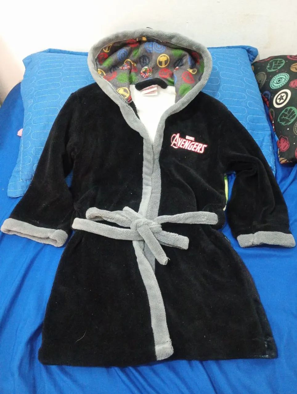 Roupão vingadores semi-novo 