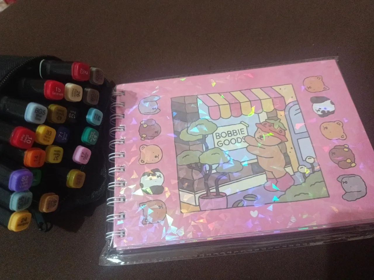 Caderno de desenho e pincéis para crianças