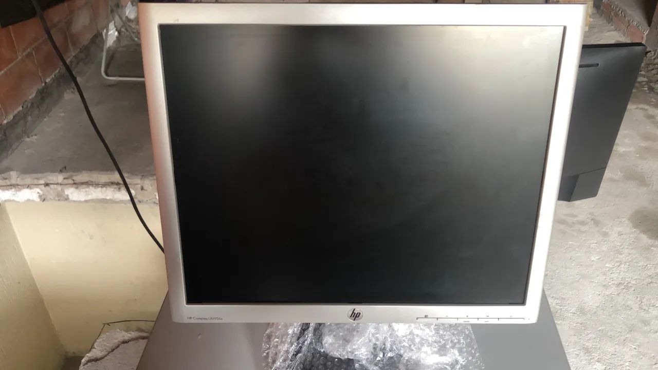 Telas de computadores com teclado e cabo 