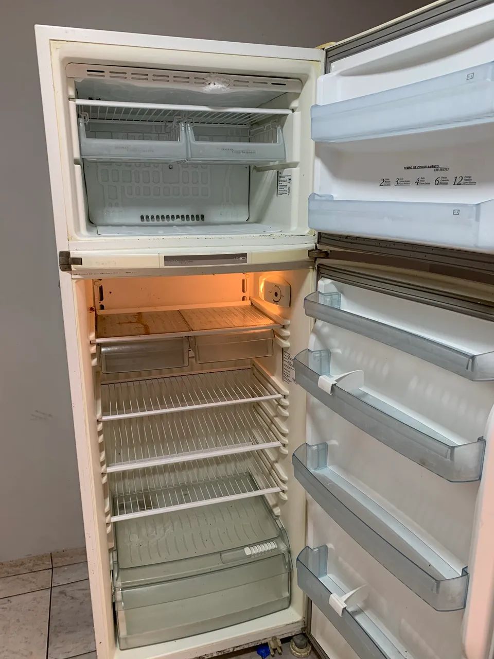 Vendo geladeira completinha com todos os acessórios e bem conservada - Foto 6