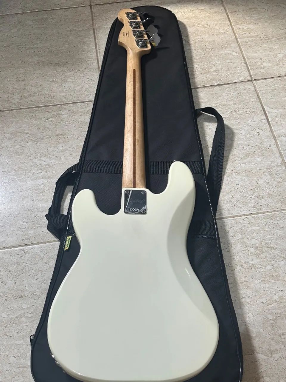 Baixo 4 Cordas Fender Squier Affinity Series® Precision Bass® PJ
