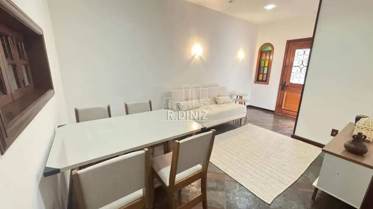 Casa de Vila Linear. Quarto e sala.