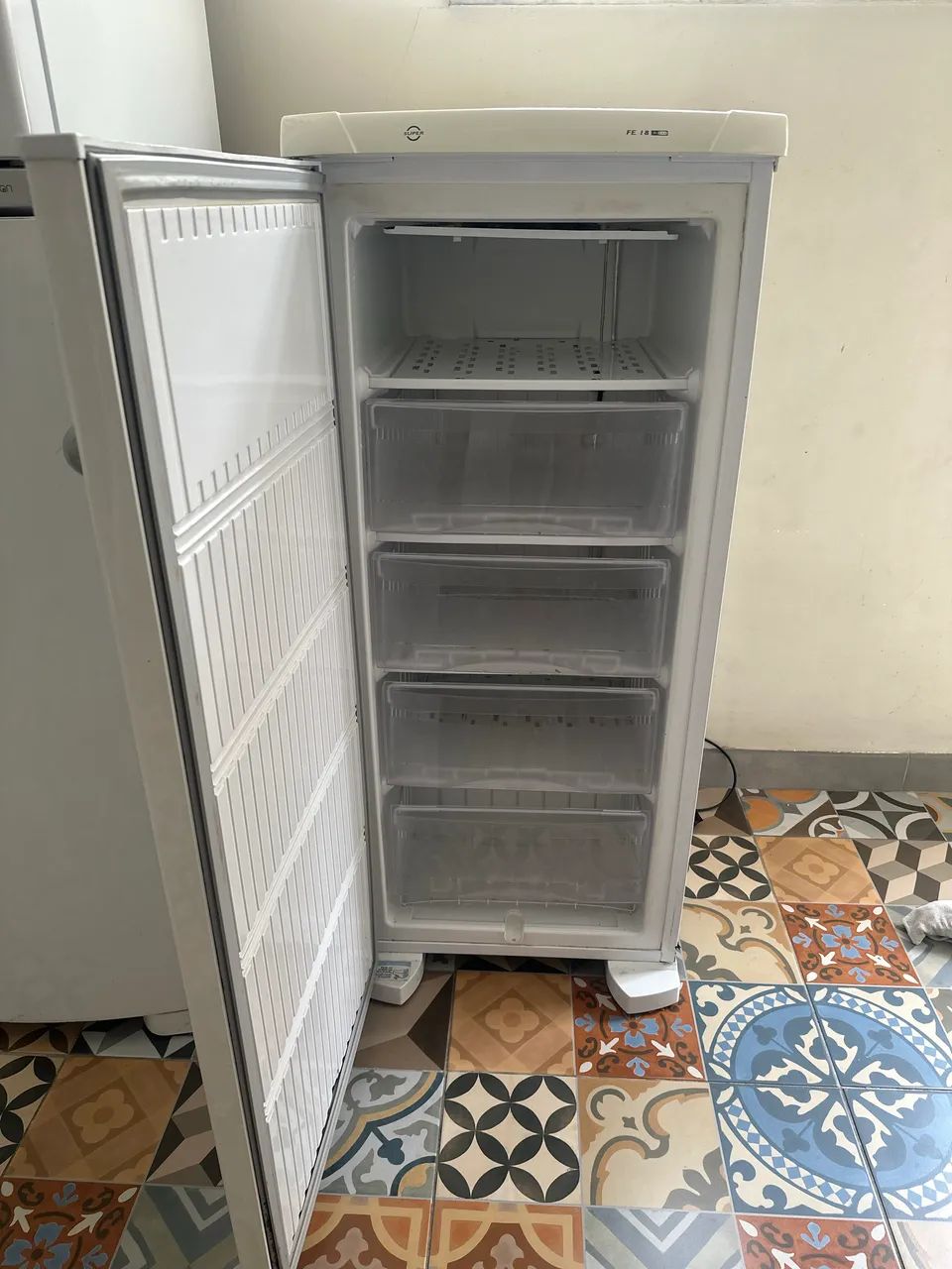 Freezer vertical Eletrolux 145L - Foto 4