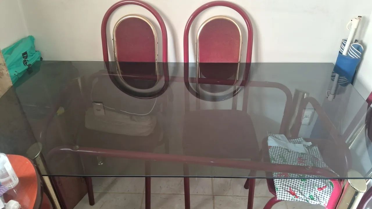 Mesa com 6 cadeiras 