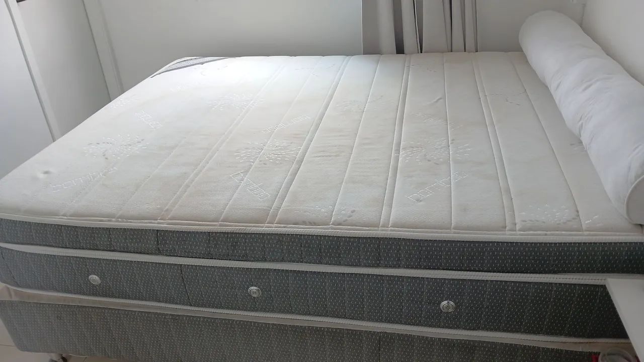 Cama Queen conservada 