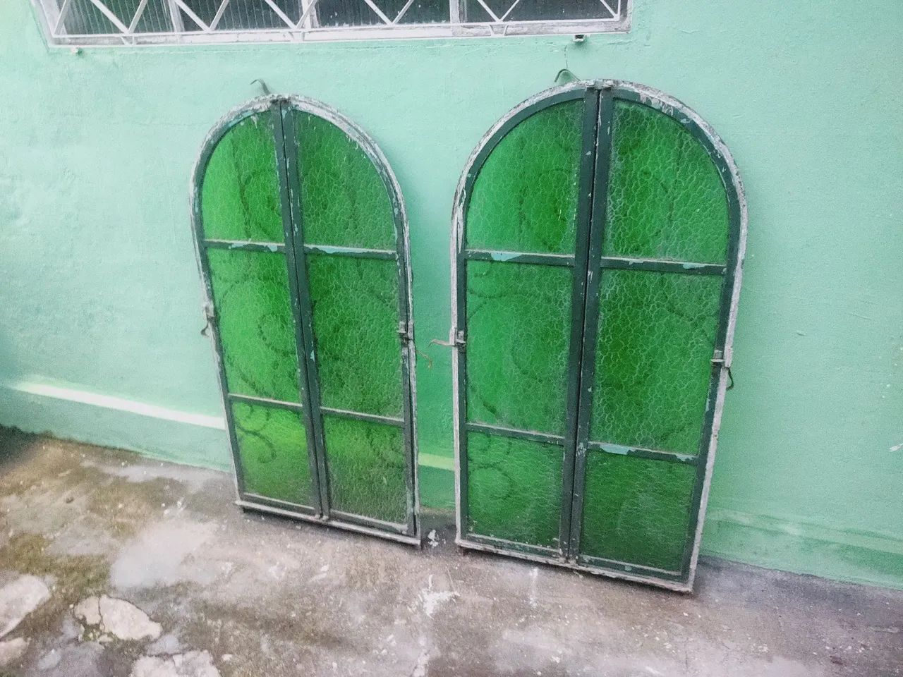 Janelas capelinha com grades em arabescos 