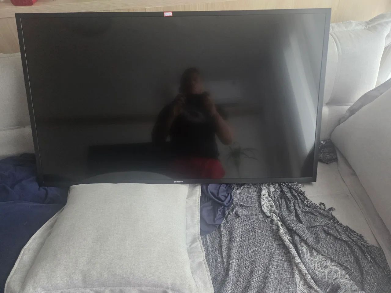 Tv samsung smart 43 polegadas, precisando apenas trocar as.reguas de Led.da.tela. - Foto 2