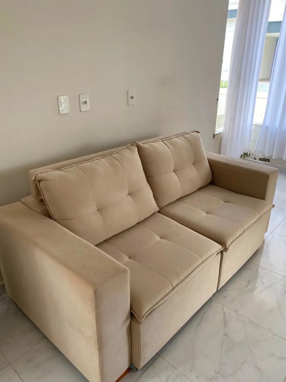 Vendo Sofá retratil , bege , 3 lugares , com 2 anos de uso, em perfeito estado.  - Foto 2