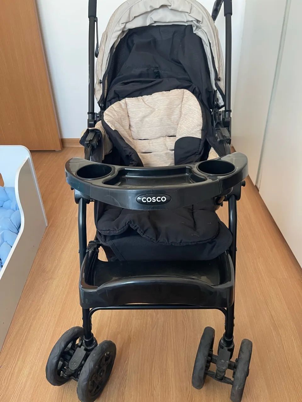 Carrinho de bebê com alça reversível 