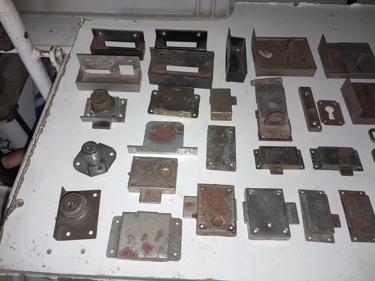 Lote com fechaduras e chaves antigas  - Foto 4