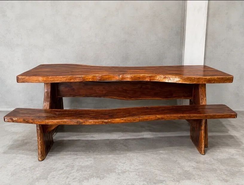 Mesa de madeira com bancos 
