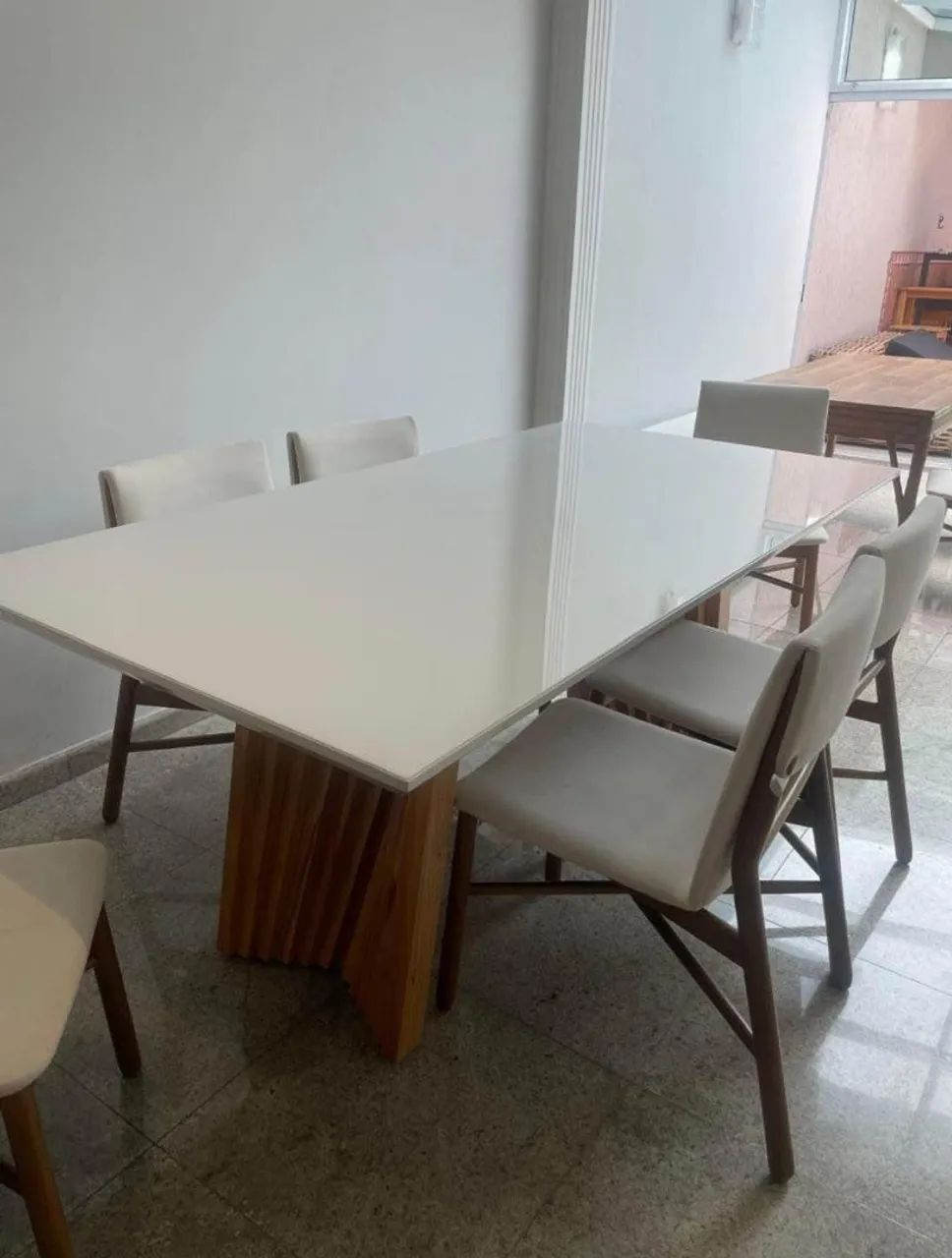 Mesa com tampa de vidro 8 lugares 