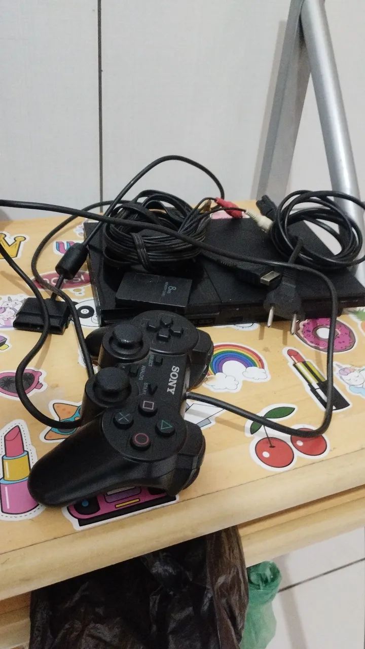 Playstation 2 completo acompanha um controle.