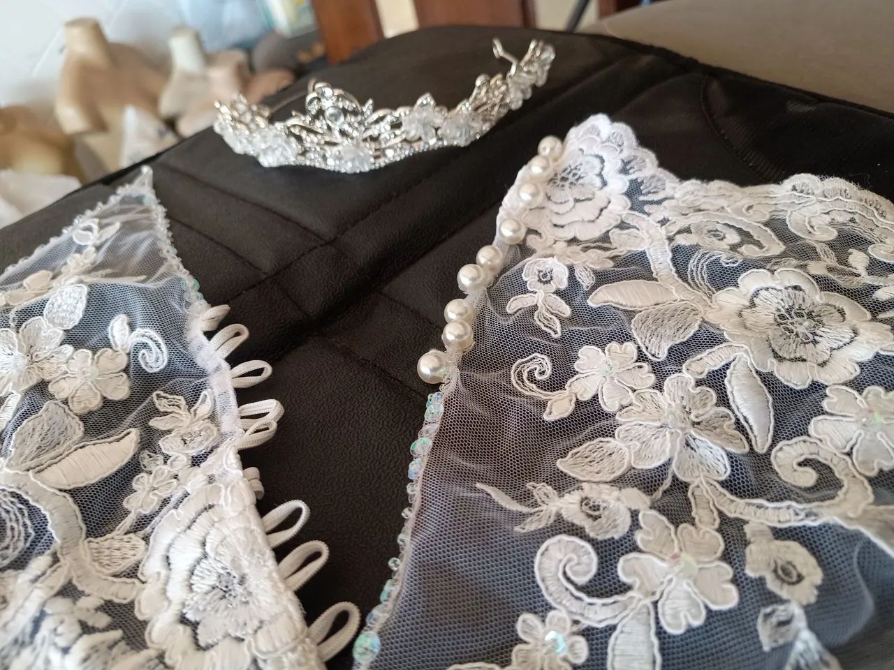 Coroa de noiva e par de luvas