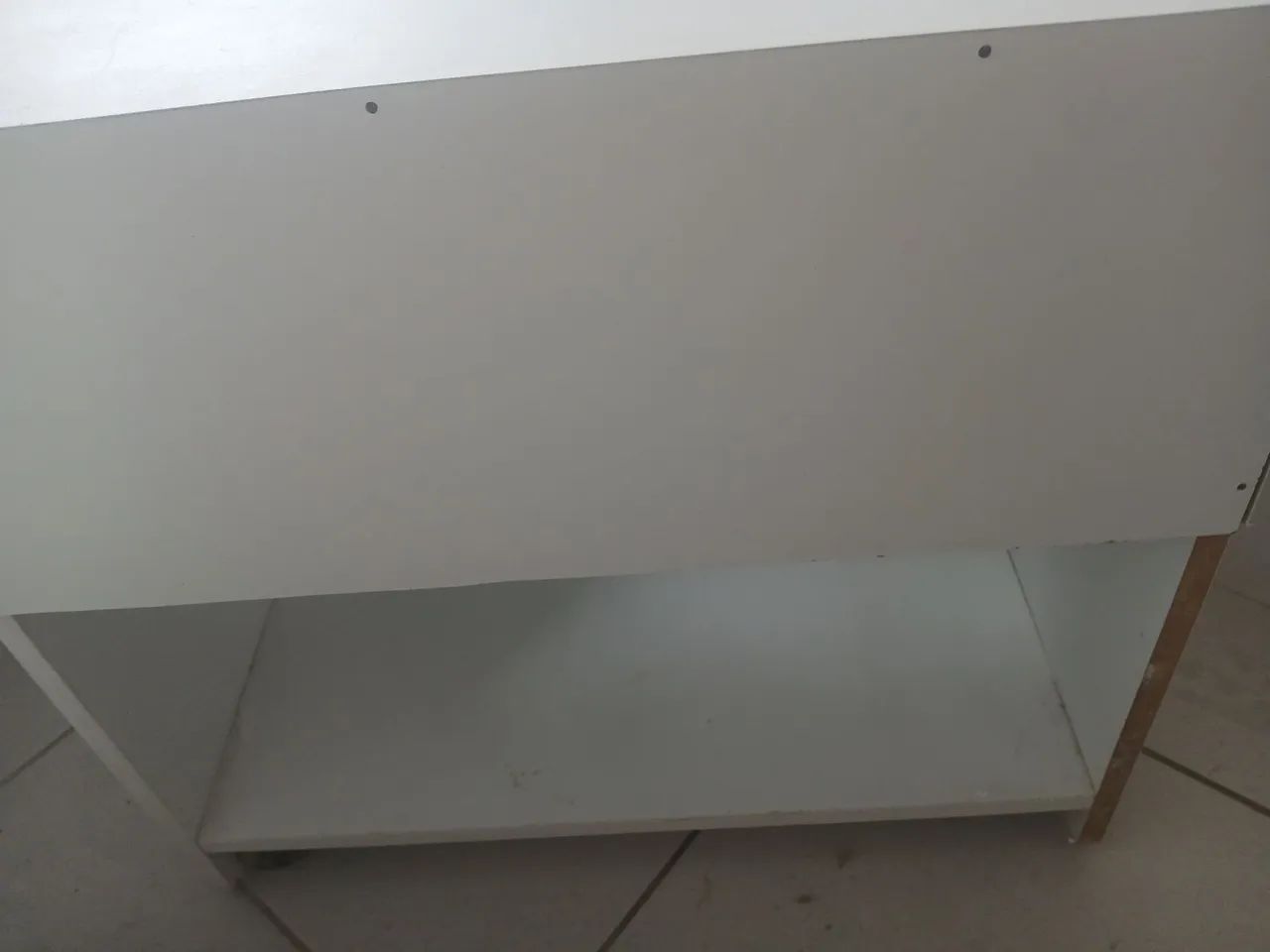 Vendo  uma mesa de cabeceira  em mdf com rodinhas  branca  - Foto 3