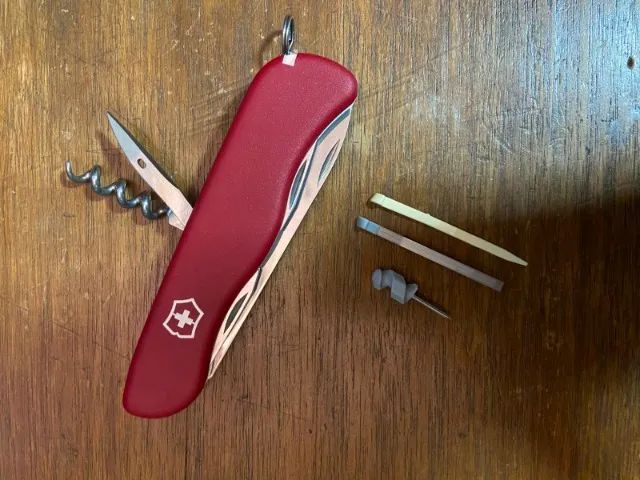 Canivete Victorinox Picknicker - 12 funções - Foto 2
