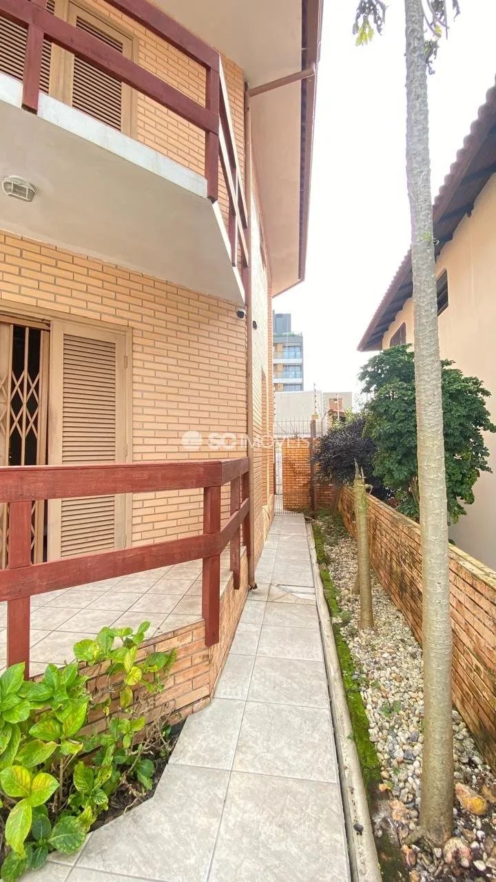 Casa com 6 suítes bem no centrinho - Foto 2