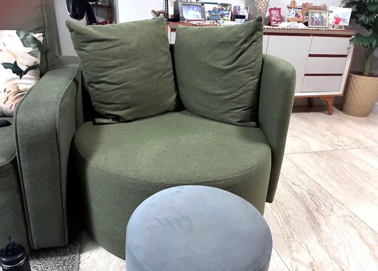 Conjunto de Sofá 2,27 m + Poltrona e Puff - 1 Ano de Uso - Foto 3