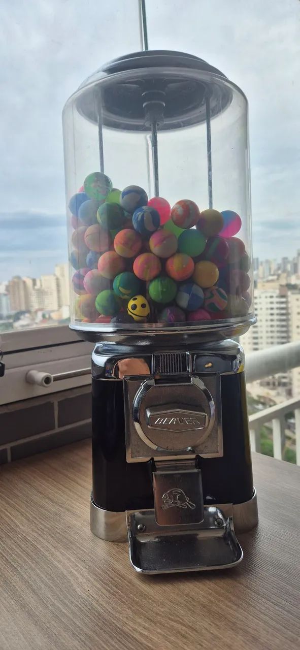 Máquina de chicletes e bolinhas Beaver rb18 com pedestal e bolinhas incluidas