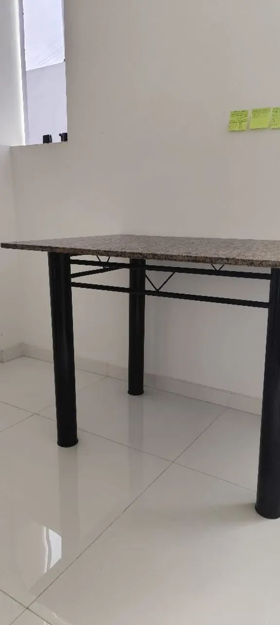 Mesa de quatro cadeiras com tampo de mármore. 