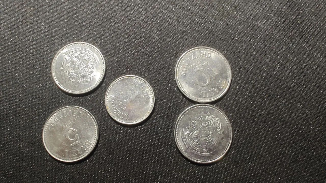 Lote de 60 moedas antigas do Brasil  - Foto 2