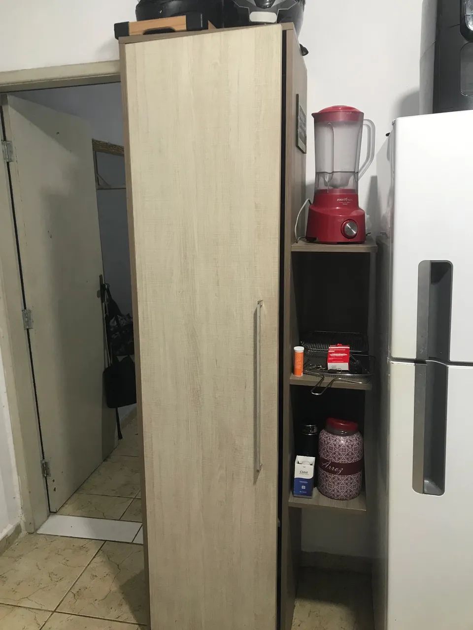 armário de cozinha com prateleiras
