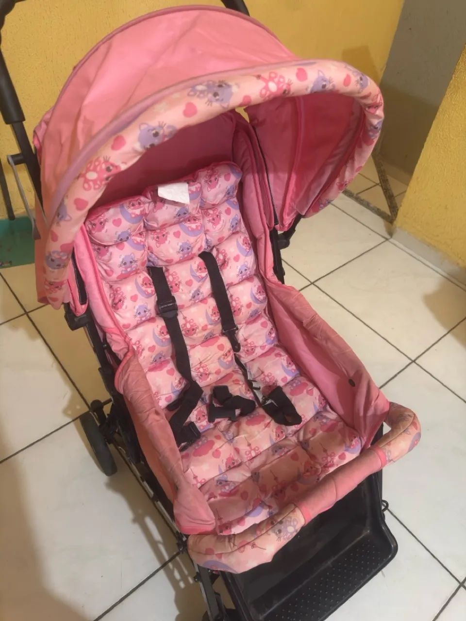Carrinho de bebê rosa