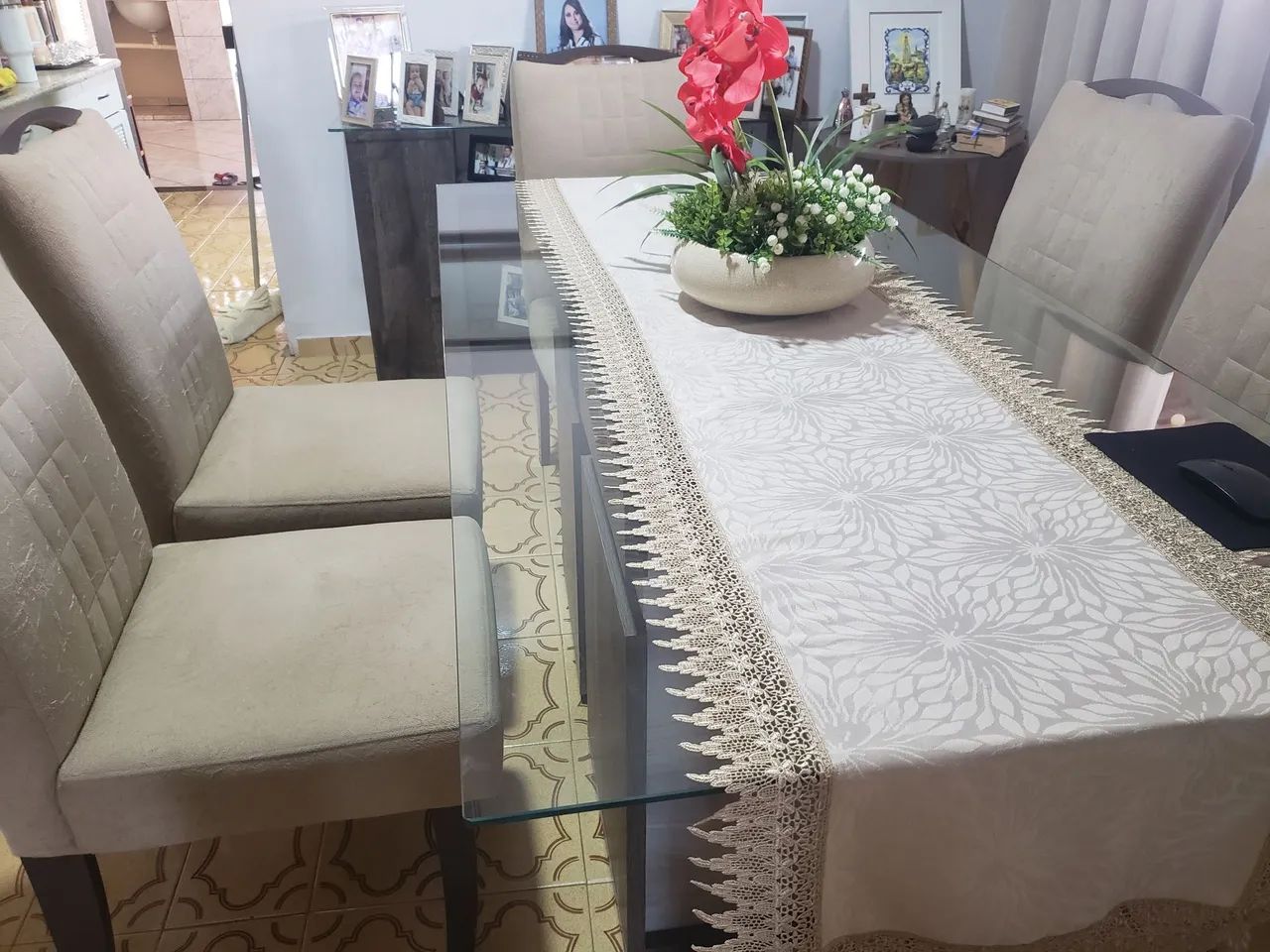 Vendo mesa com Tapão ds vidro e 6 cadeiras. - Foto 4