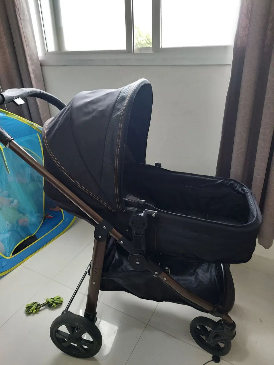 Carrinho de bebê com bebê conforto - Foto 2