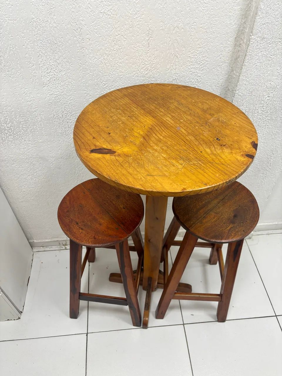 Mesa de madeira com com bancos  - Foto 3
