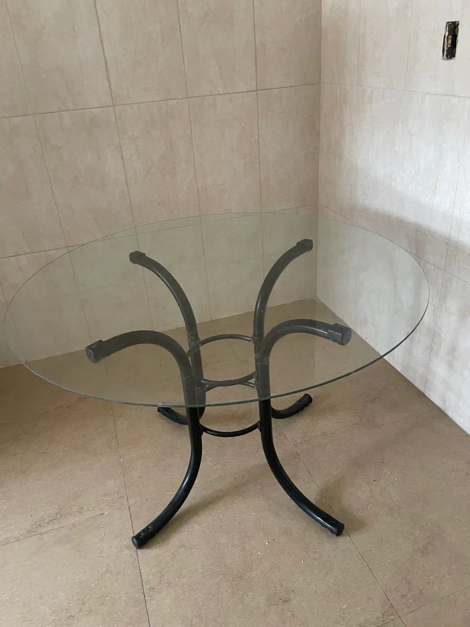 Mesa com tampo de vidro