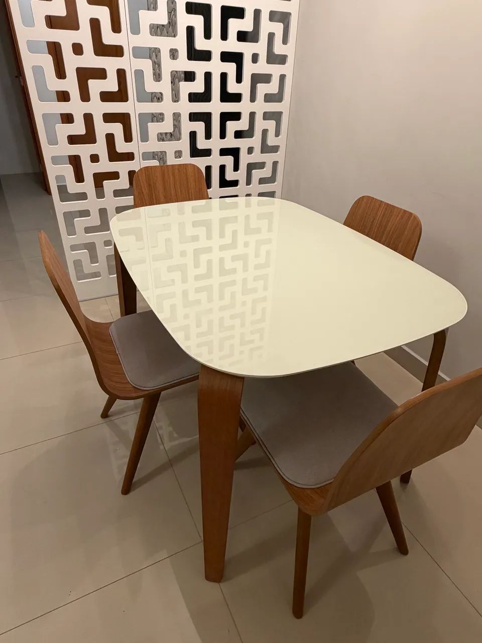 Mesa moderna 4 lugares + 4 cadeiras