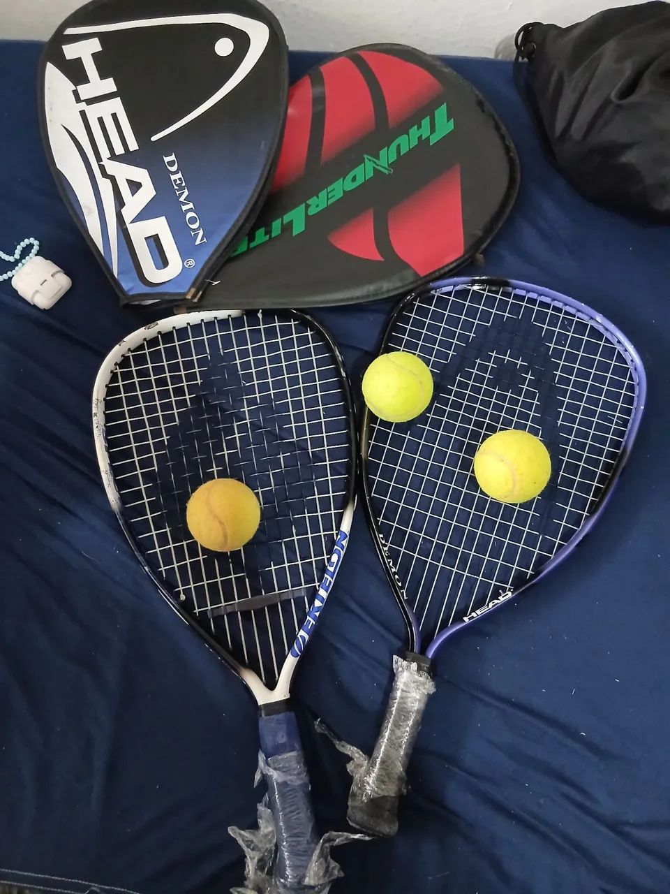 Raquete de tenis,e bolinhas.