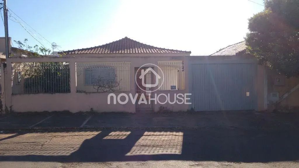 CASA COM MUITO ESPAÇO E ÓTIMA LOCALIZAÇÃO