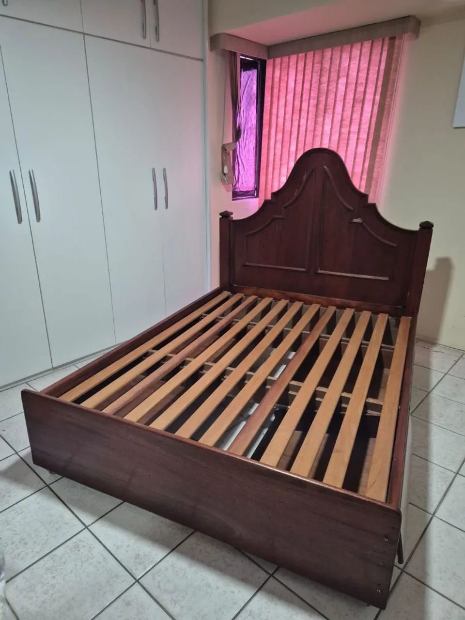 Cama de casal, madeira maciça nobre, tom mogno.  - Foto 3