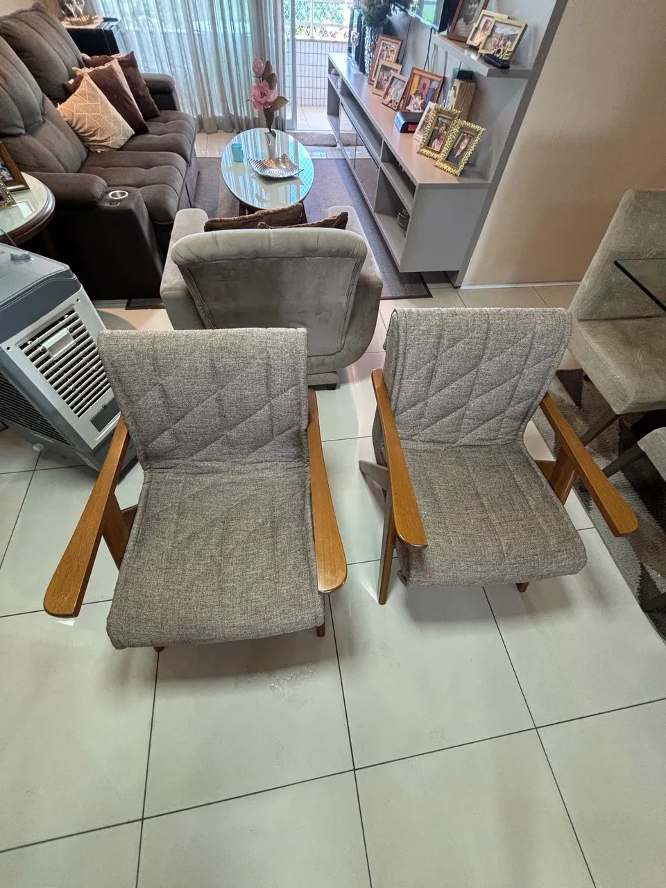 Par de Poltronas/Cadeiras Estofadas em Madeira - Perfeito Estado
