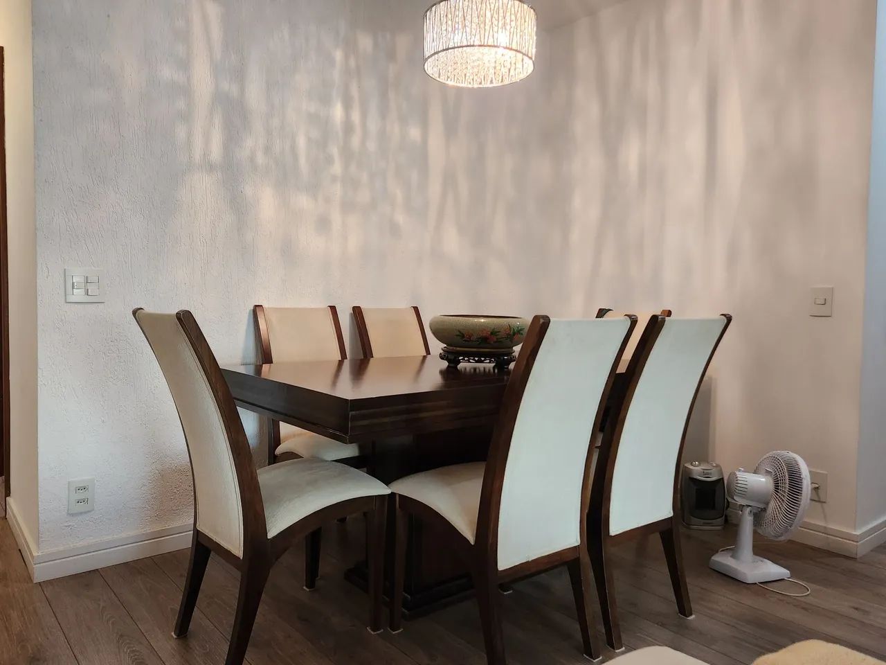 Mesa de jantar de mogno com 6 cadeiras 