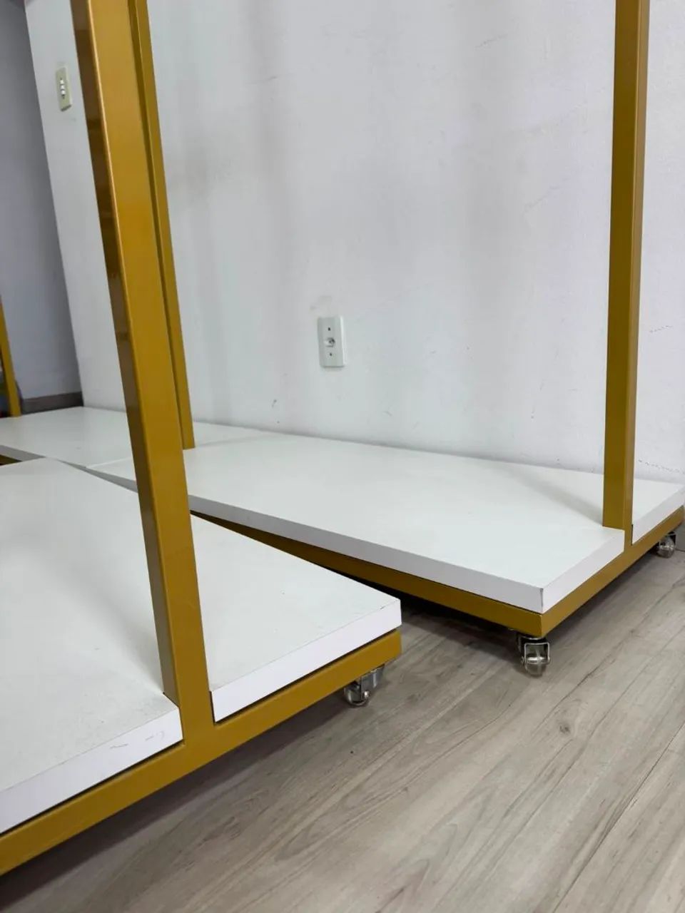 3 Araras com rodinhas + Mesa alta. - Foto 5