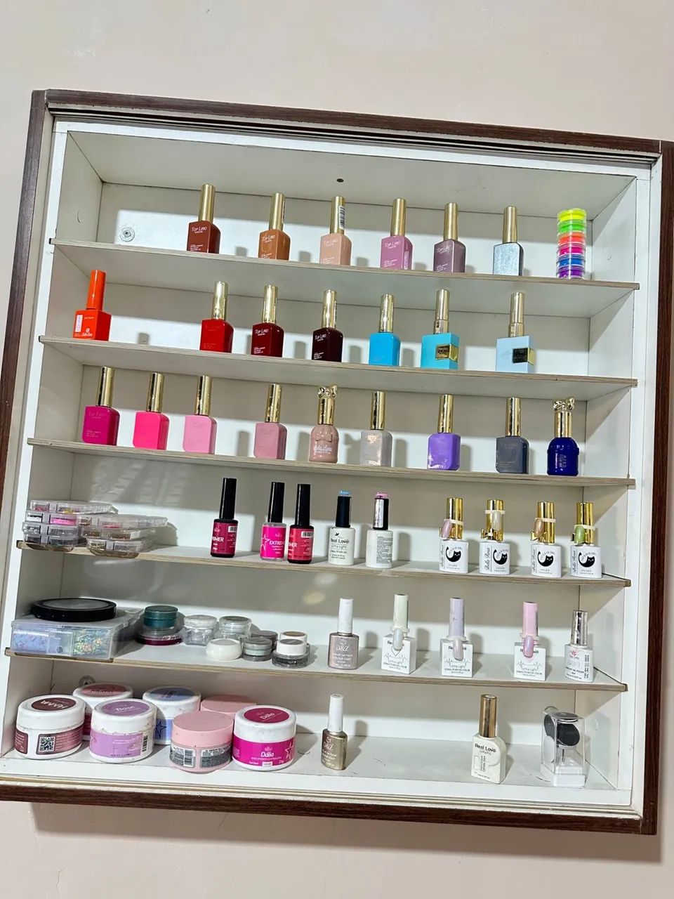 Expositor de esmalte e produtos