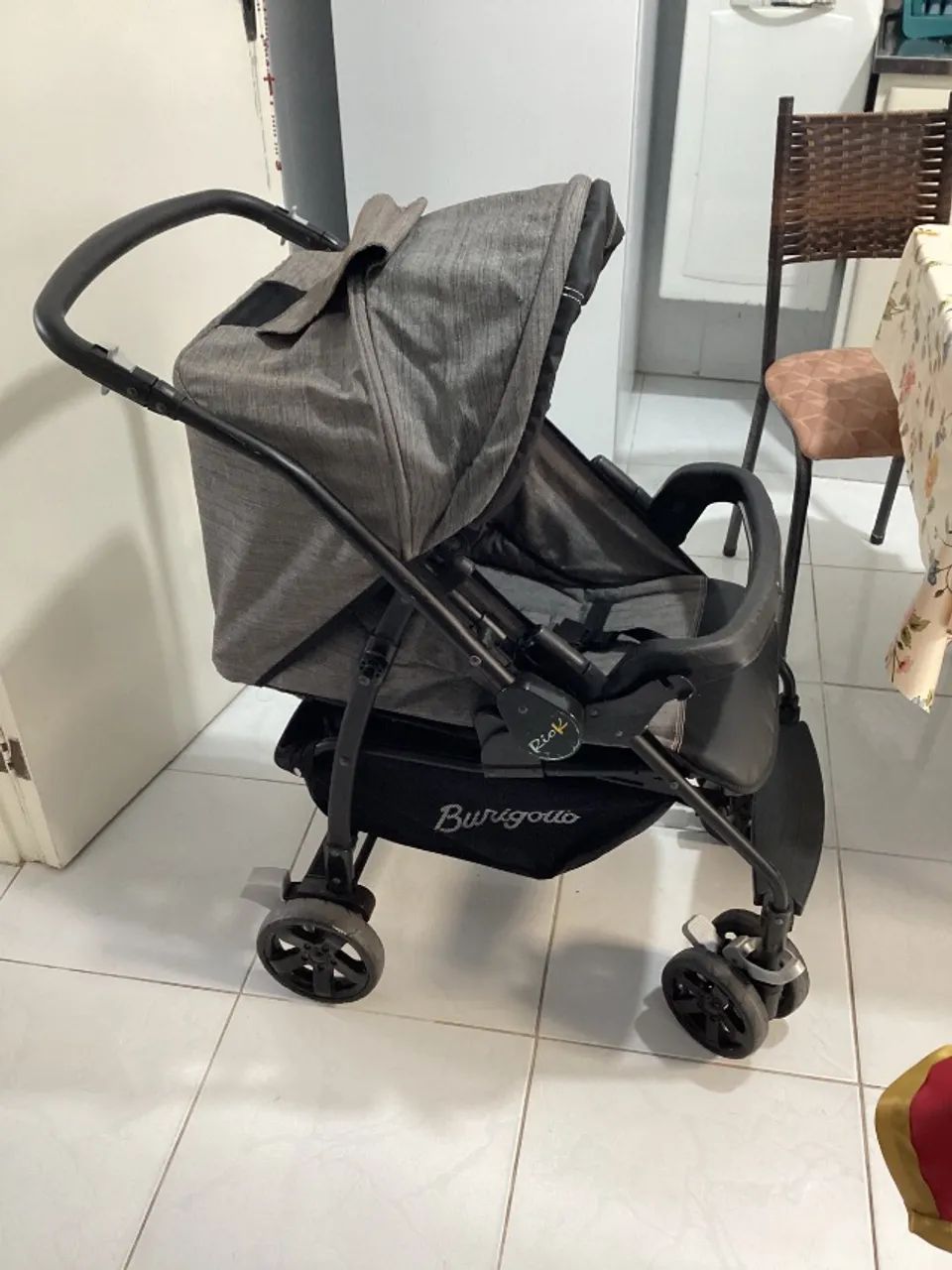 Carrinho de bebê preto - Burrigoto, em bom estado - Foto 2