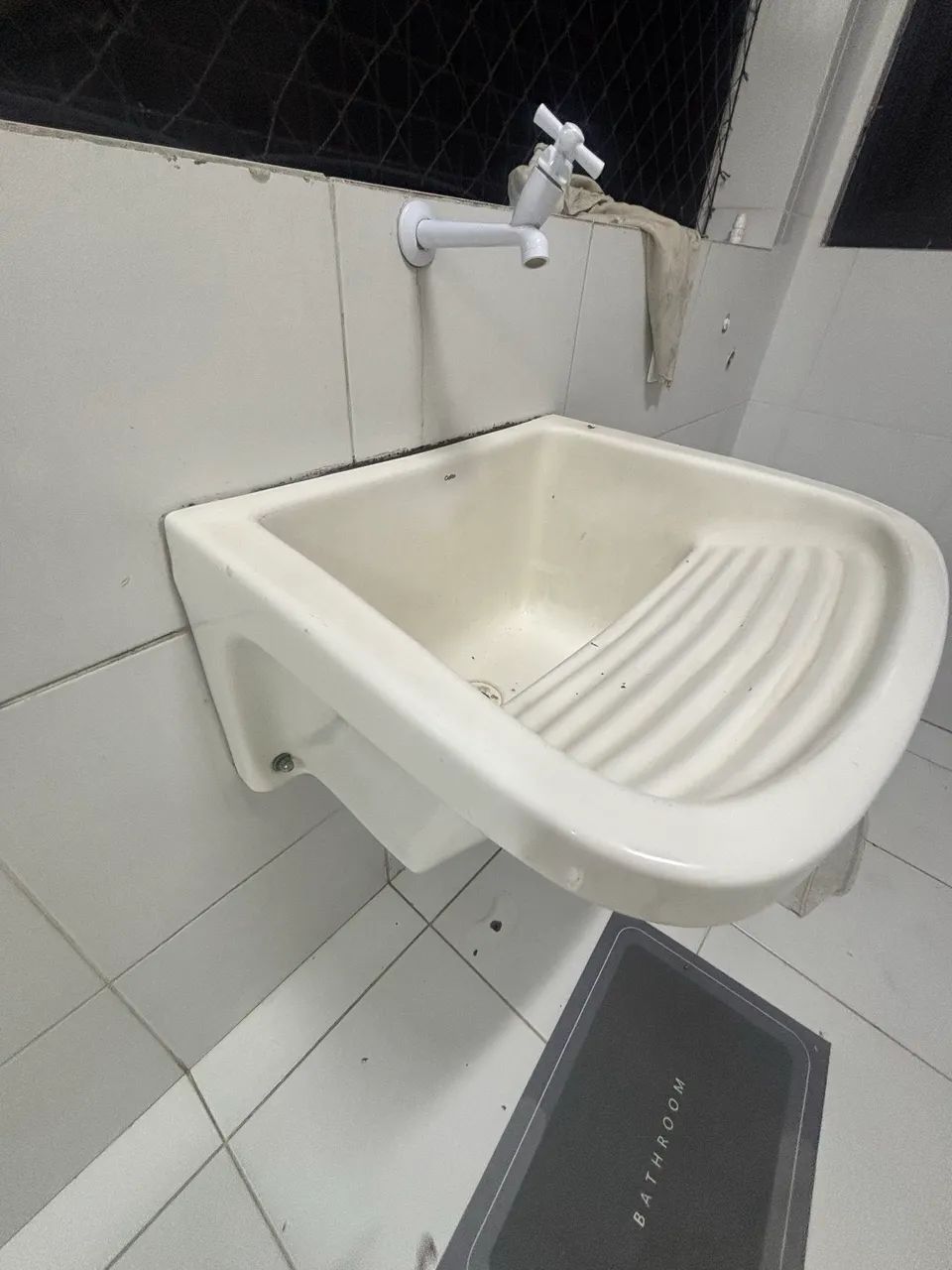 Tanque de louça com esfregador 