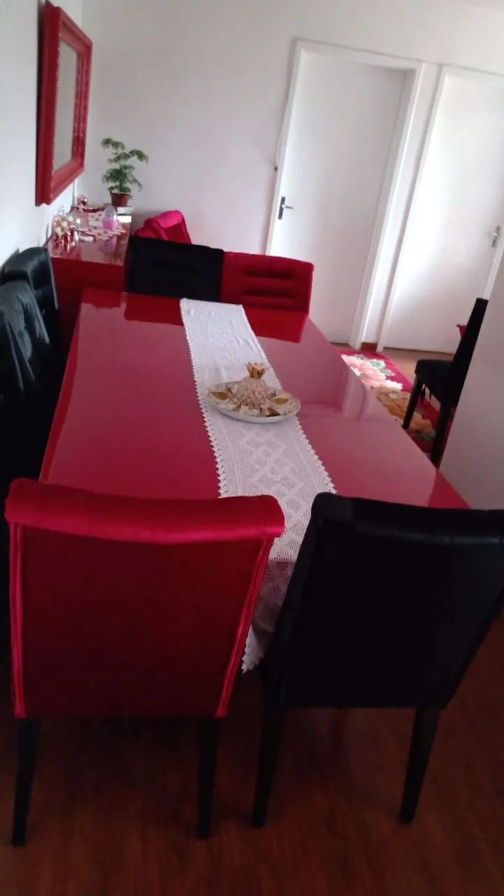 Mesa de jantar e aparador 