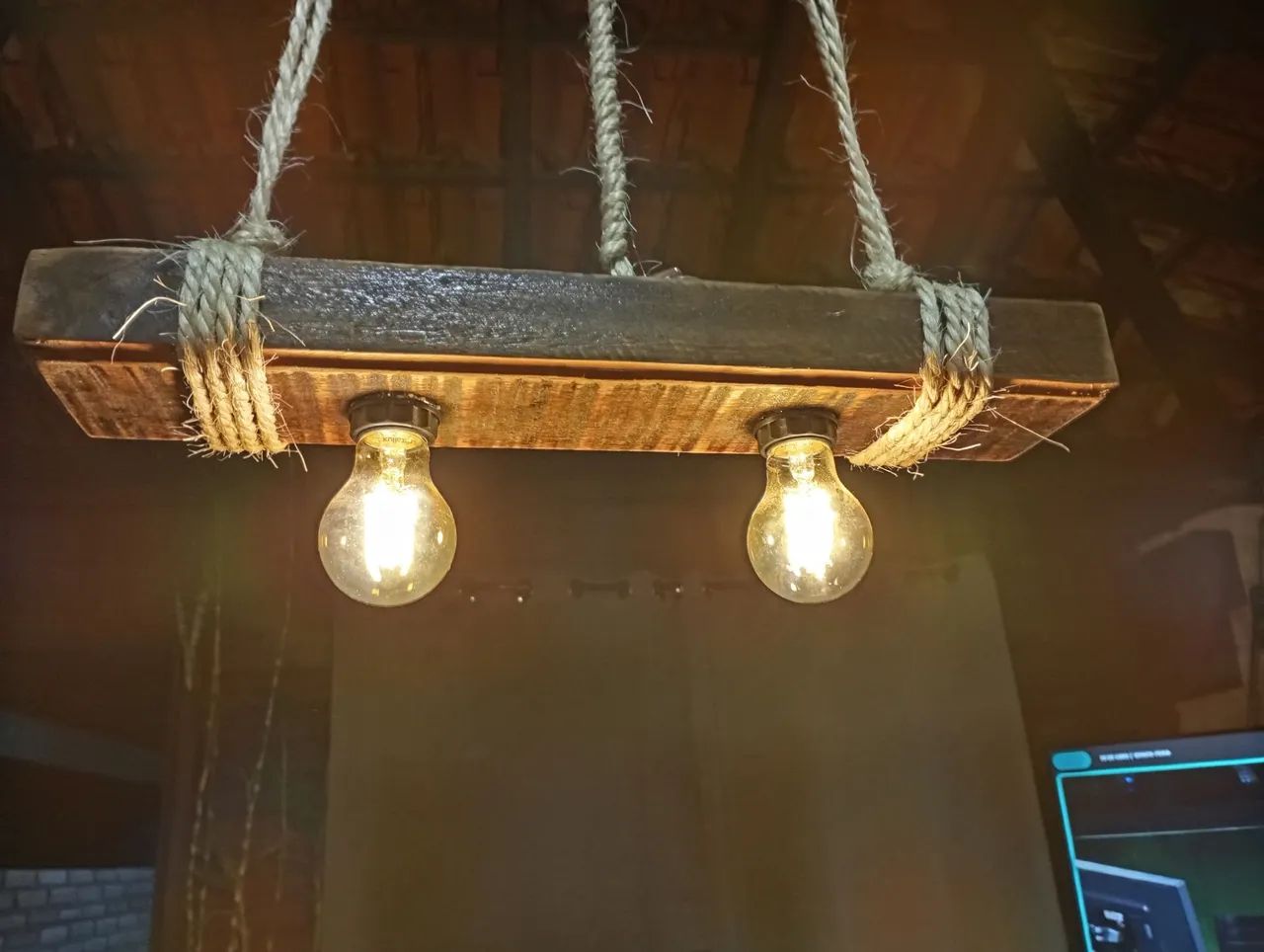 LUMINÁRIA RÚSTICA ARTESANAL EM MADEIRA MACIÇA 2 LÂMPADAS - Foto 3