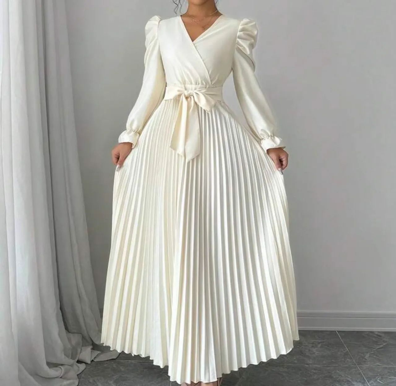 Vestido longo plissado com manga