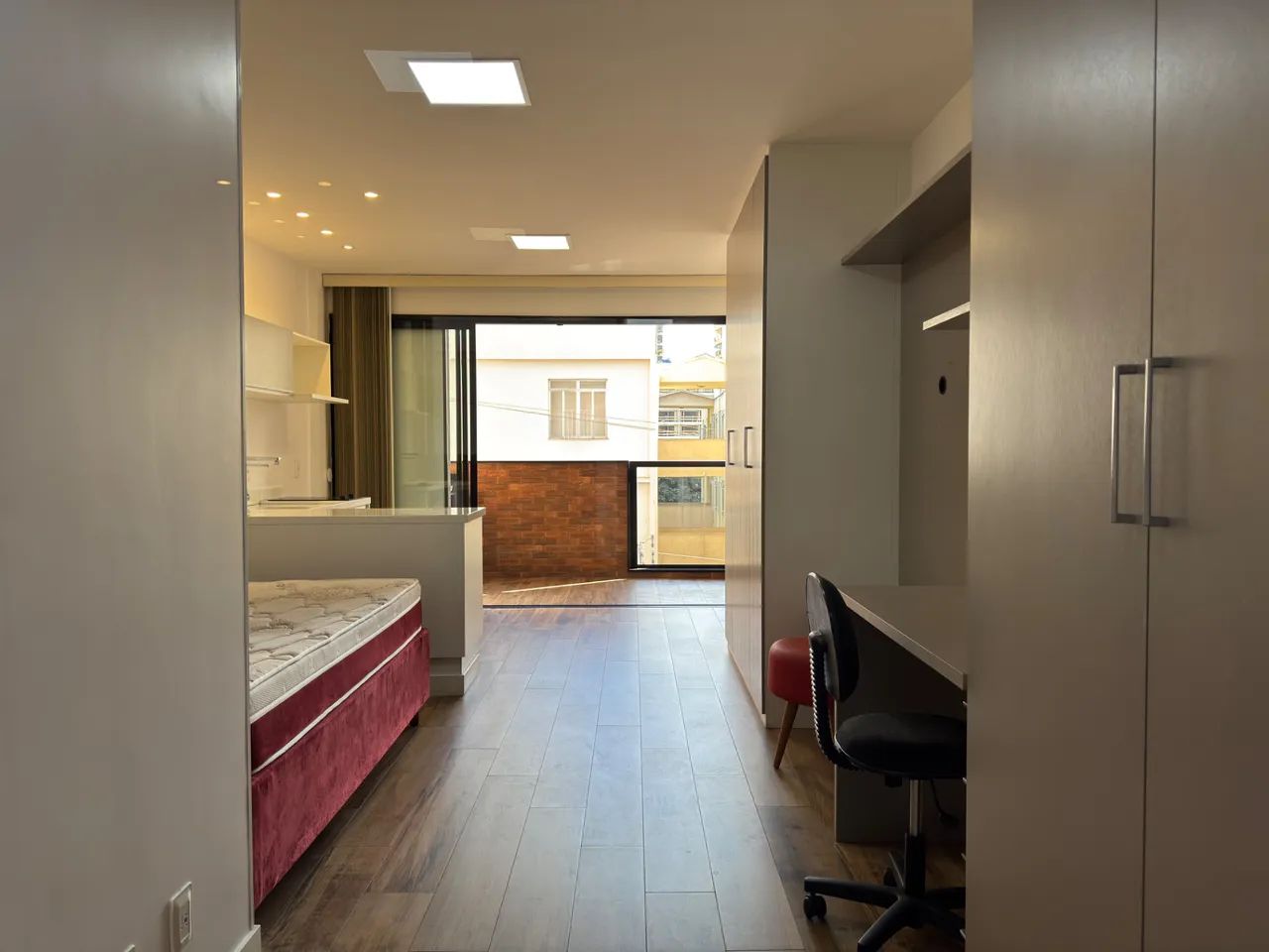 Studio mobiliado com varanda gourmet e vaga para locação