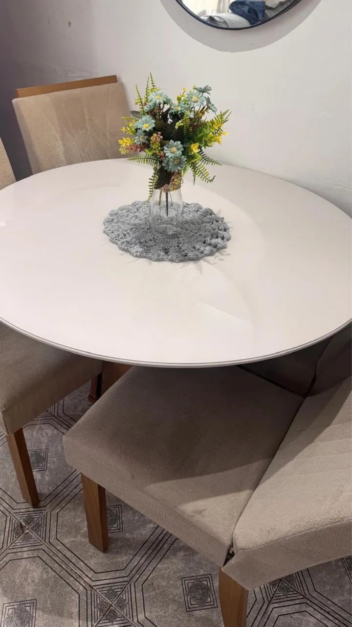 Conjunto de mesa com 4 cadeiras