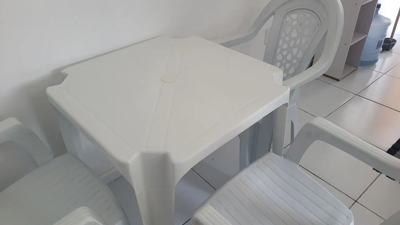 Conjunto de mesa com 3 cadeiras de plástico (tipo poltrona) - Foto 2