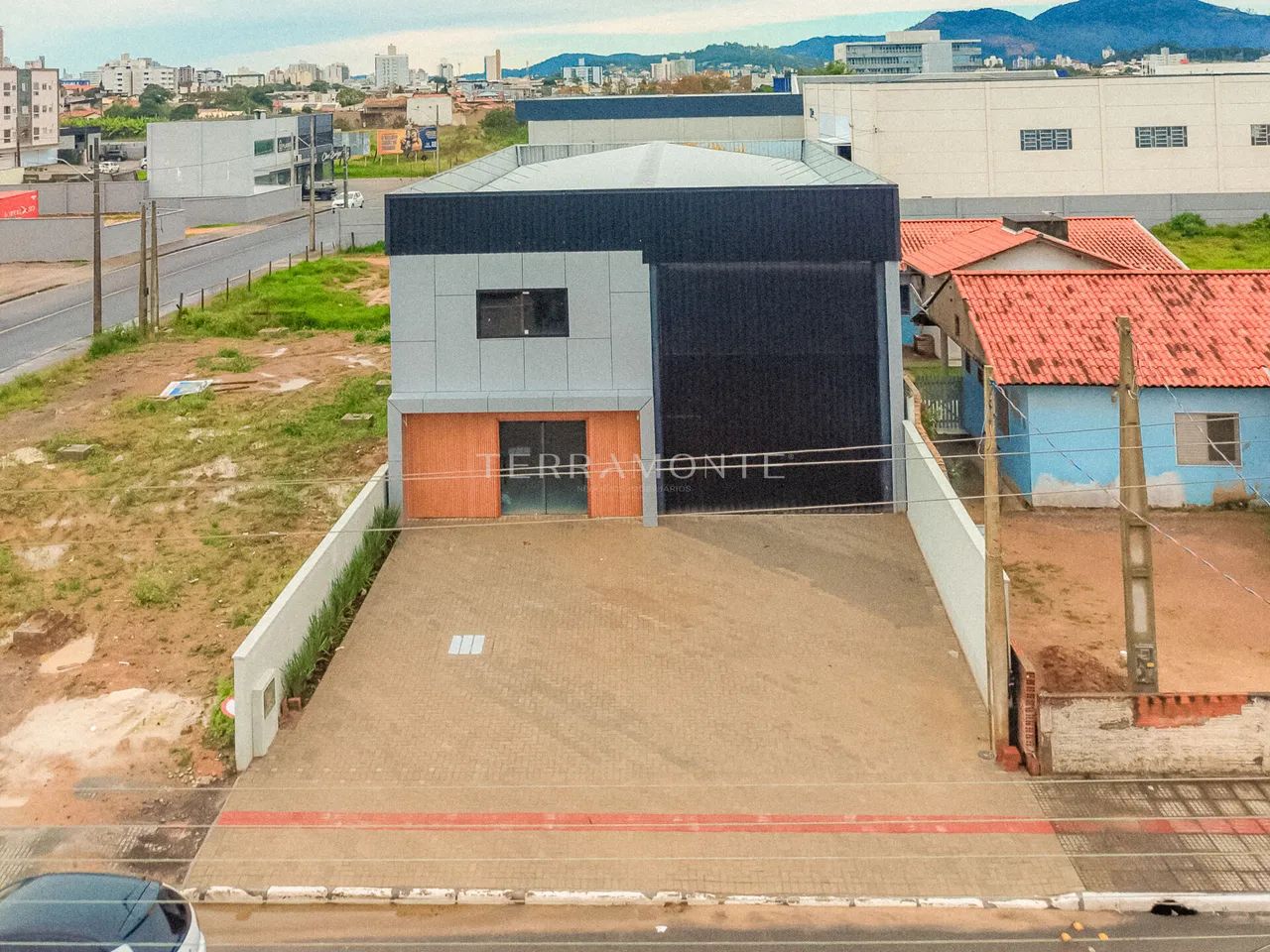 Galpão próximo à BR-101 e à Ponte Paulo Osny May