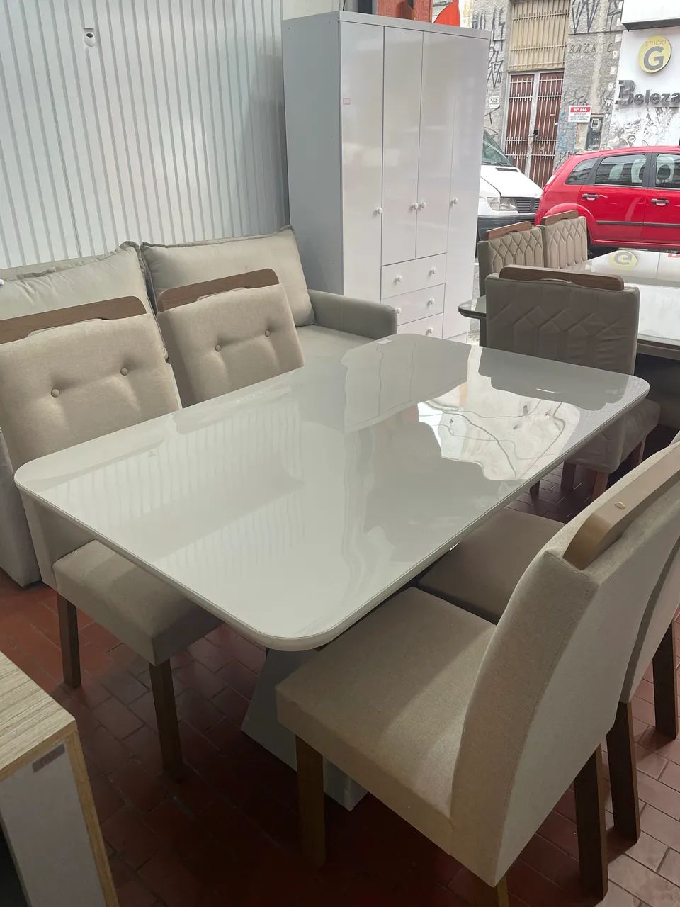 Mesa 4 cadeiras tampo de vidro e MDF 