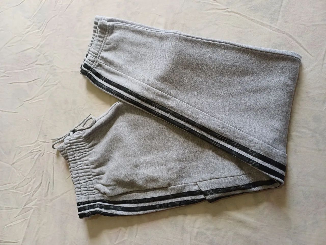 Calça de moleton Adidas cinza, tam G - Foto 4